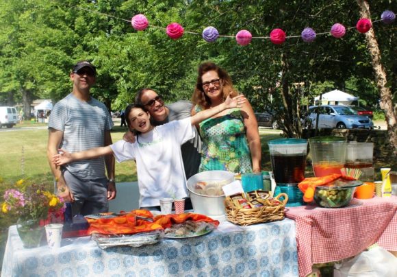 Lemonade_stand_at_Gil_Boro
