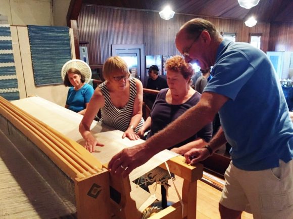 weavers_on_large_loom