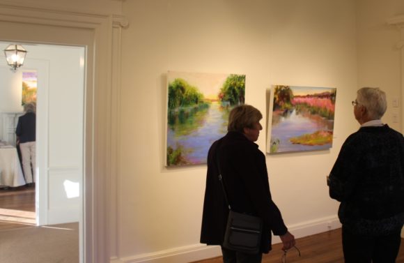 looking_at_paintings